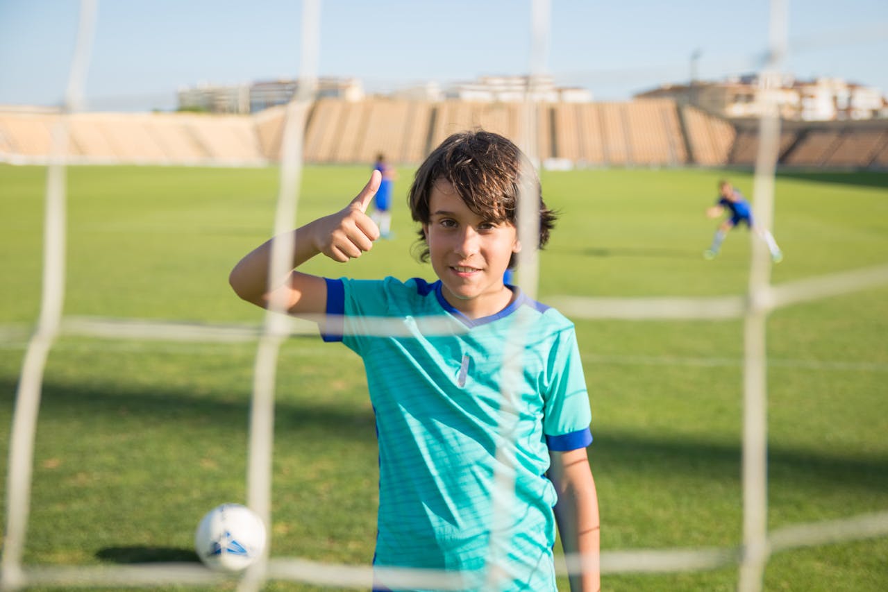 Anzu Fc Fussballschule Kind mit Daumen nach oben.